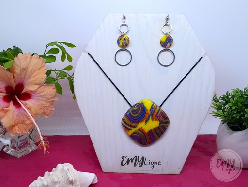 [PA55.0001] Parure multicolore sur fond jaune